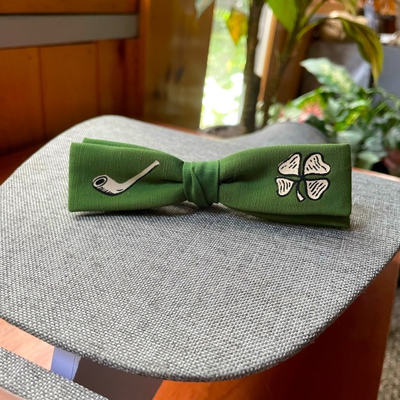Irish Green Bow Tie Beau Clip Hand Painted Pipe & Four Leaf Clover vintage - Picture 1 of 5